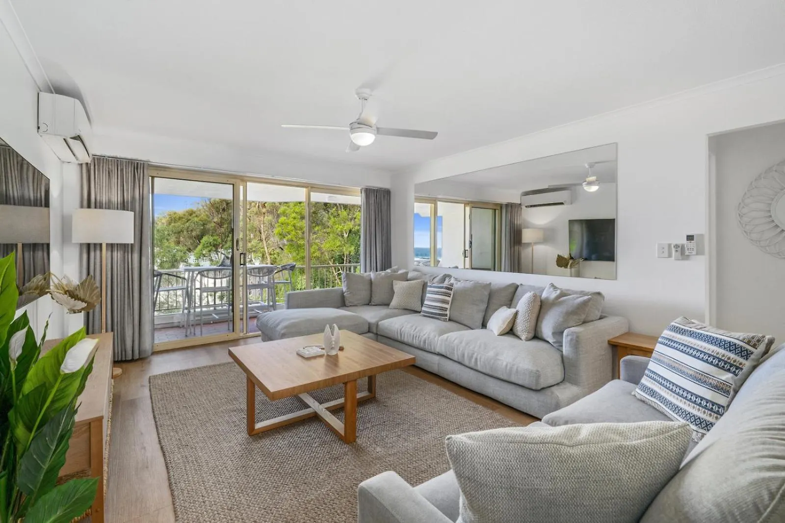 *** Aparthotel The Hill Apartments Currumbin Beach Gold Coast Australia